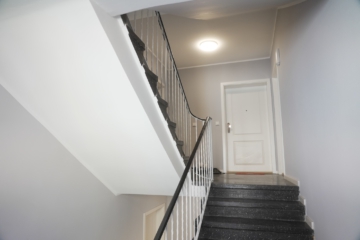 Treppenhaus Vorderhaus - **Verkauft** Vorder- und Hinterhaus mit 19 Wohneinheiten in Kleefeld