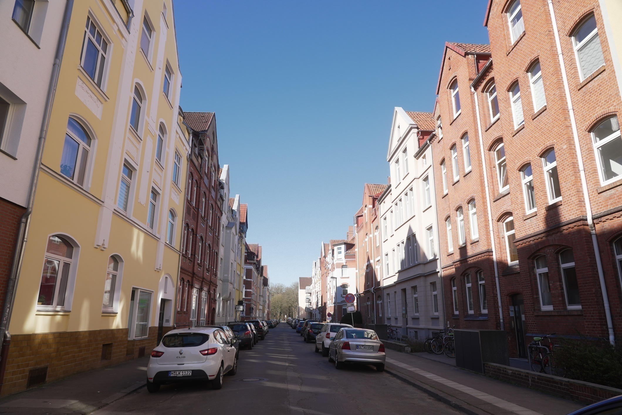 Straße - Ansicht - **Verkauft** Vorder- und Hinterhaus mit 19 Wohneinheiten in Kleefeld