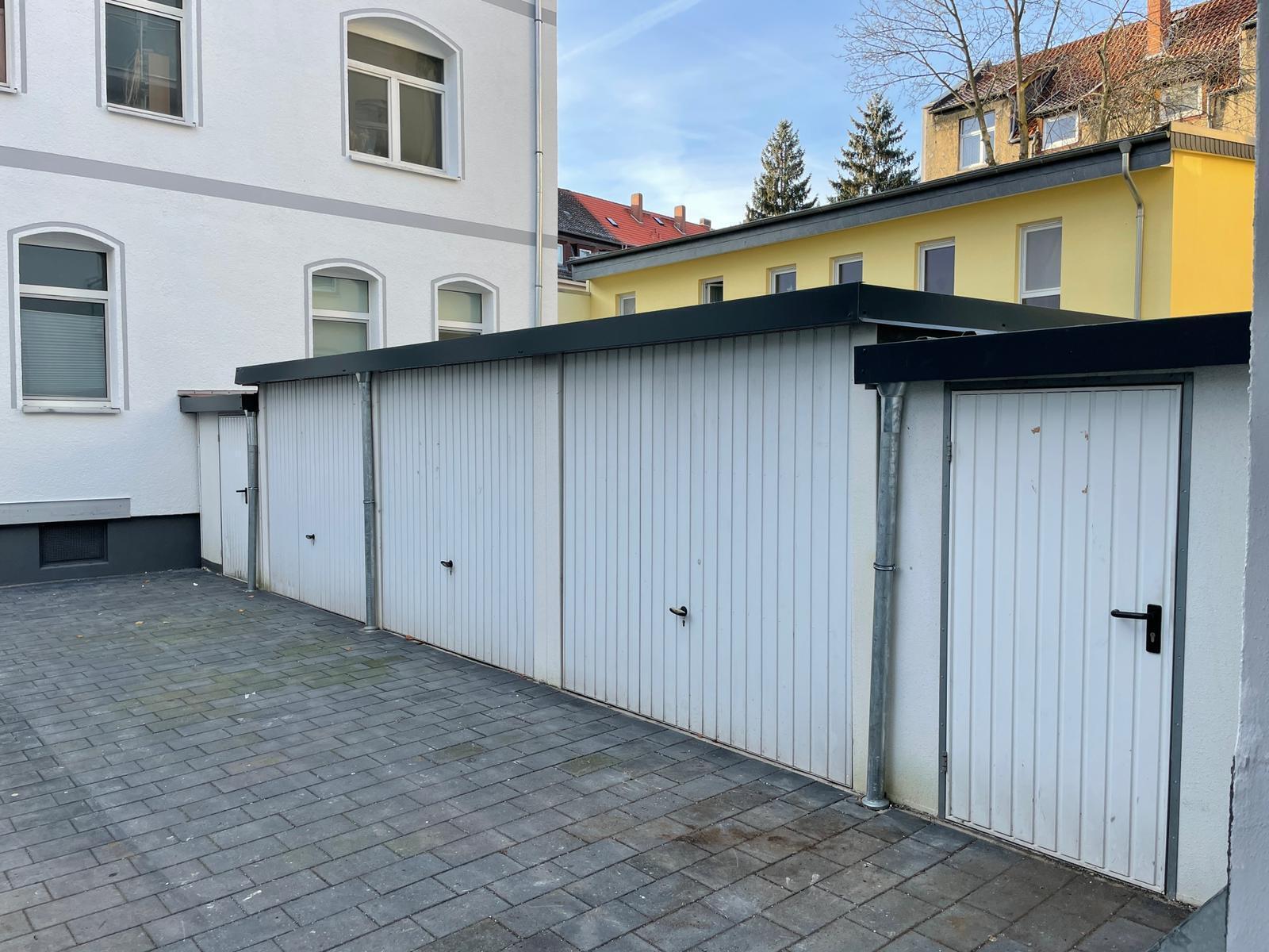 Garagen-Abstellmöglichkeiten - **Verkauft** Vorder- und Hinterhaus mit 19 Wohneinheiten in Kleefeld