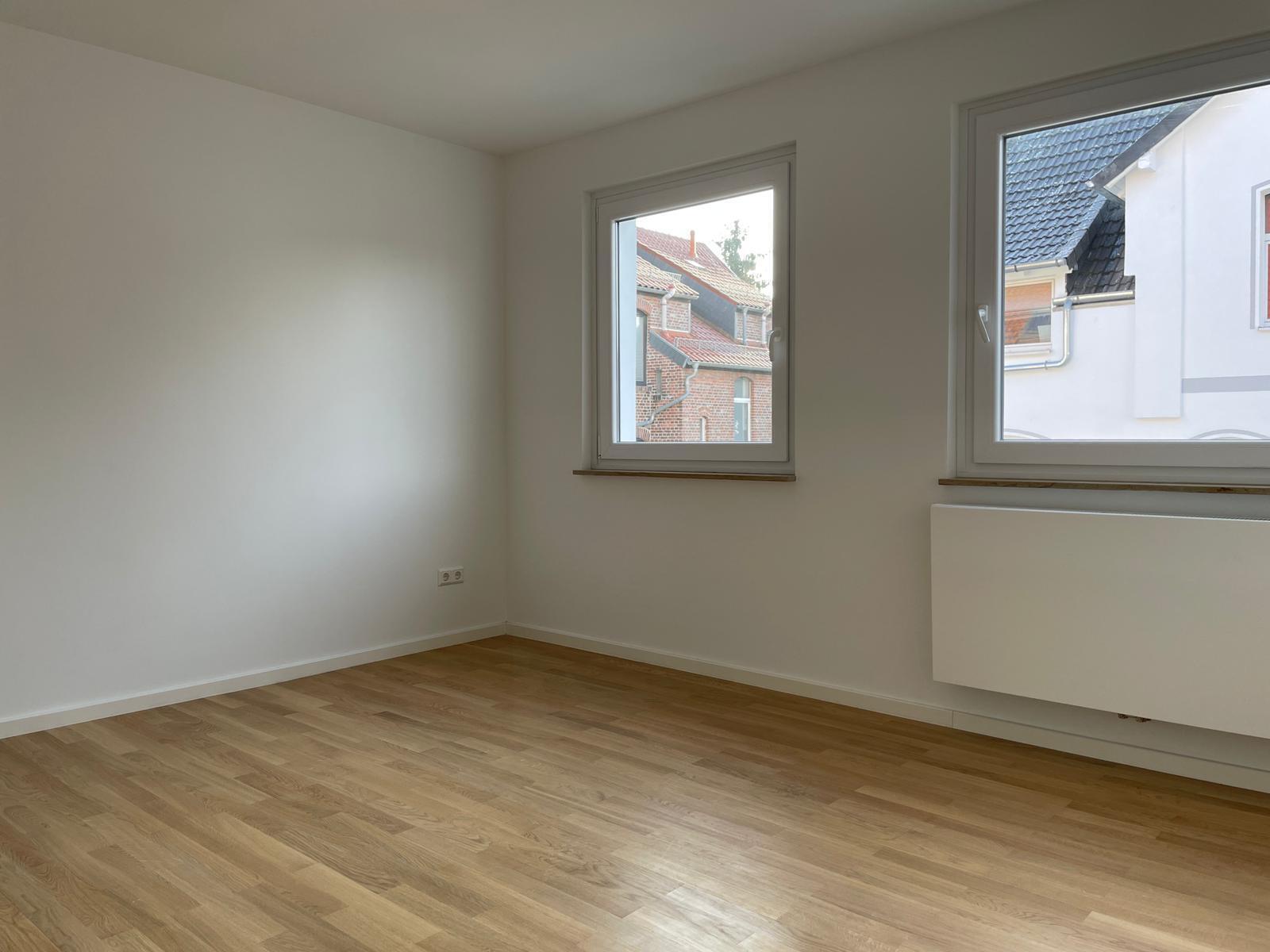 Wohnzimmer saniert - **Verkauft** Vorder- und Hinterhaus mit 19 Wohneinheiten in Kleefeld