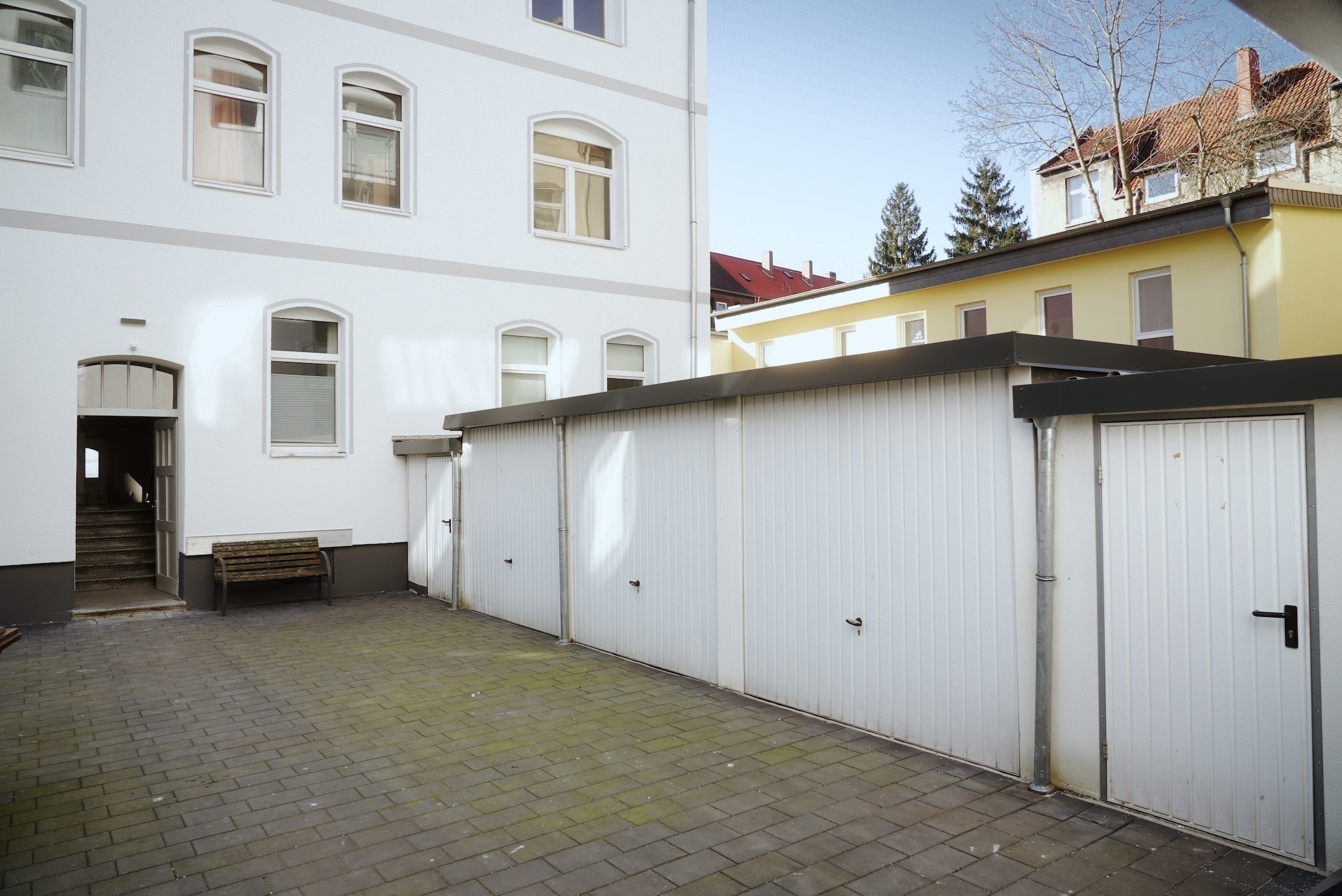 Garagen-Abstellmöglichkeiten - **Verkauft** Vorder- und Hinterhaus mit 19 Wohneinheiten in Kleefeld