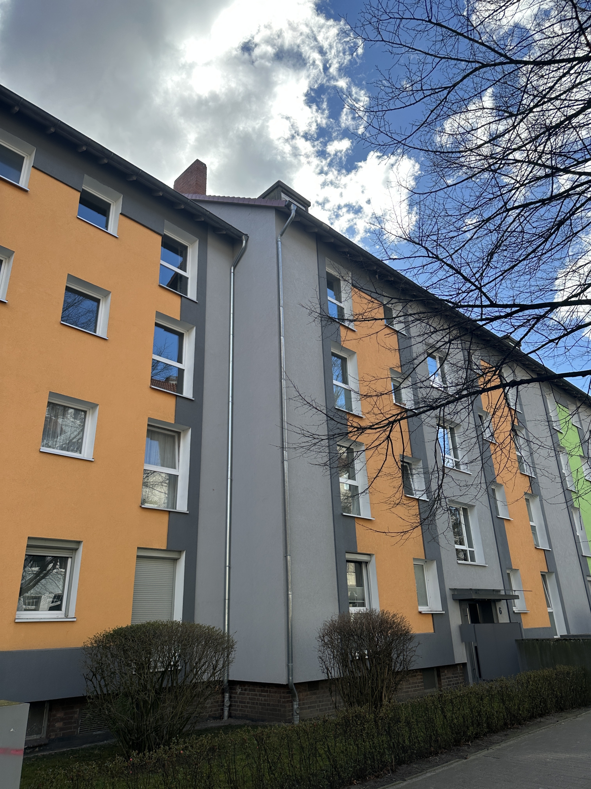 Hausansicht - Aktuell Vermietete 2-Zimmerwohnung mit Balkon in Toplage am Moltkeplatz –