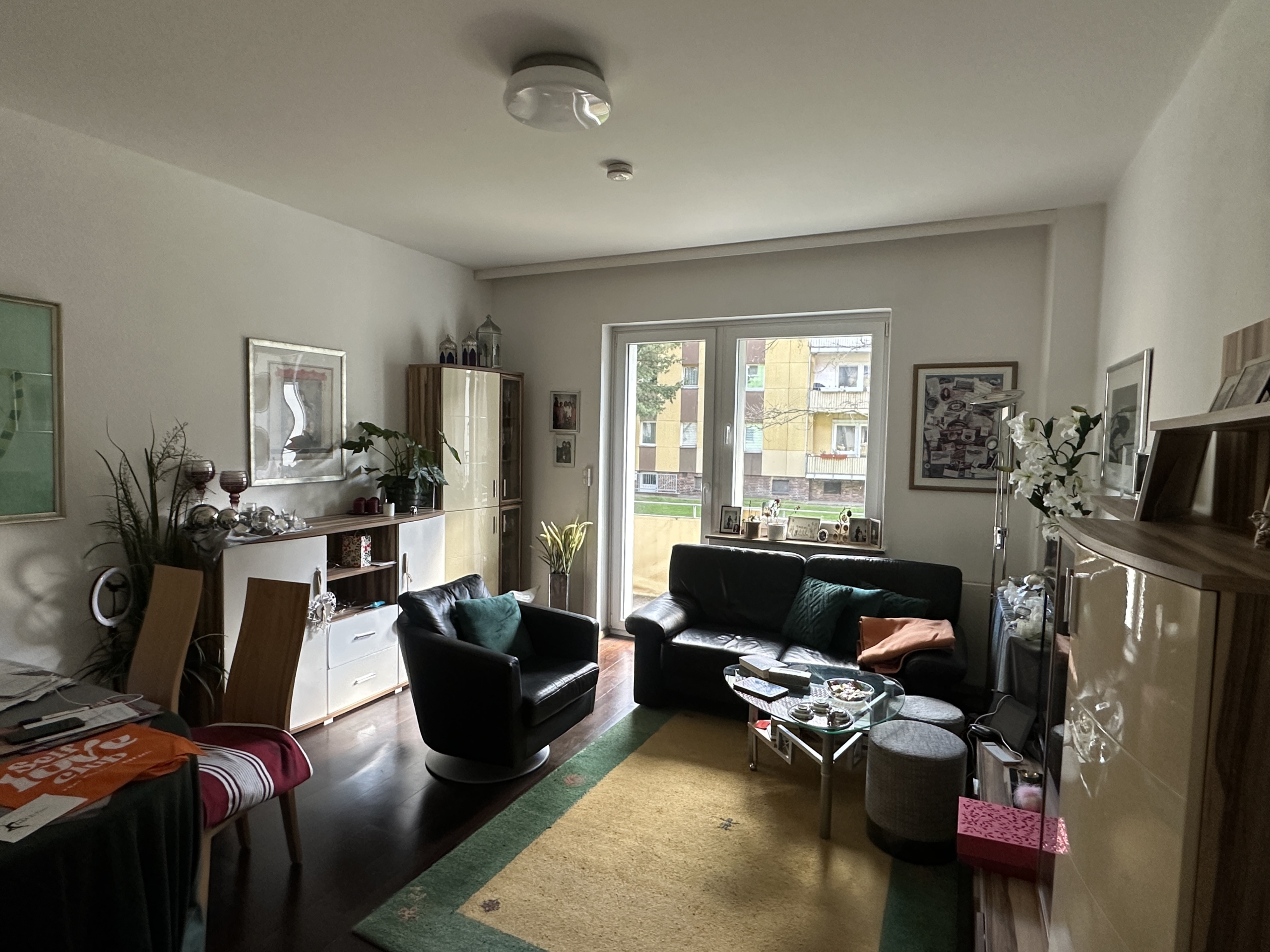 Wohnzimmer - Aktuell Vermietete 2-Zimmerwohnung mit Balkon in Toplage am Moltkeplatz –