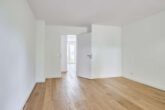 **Reserviert** 2-Zimmerwohnung mit Echtholzparkett, Balkon und Einbauküche in Bestlage Hannover - Wohnzimmer mit Blick zur Tür