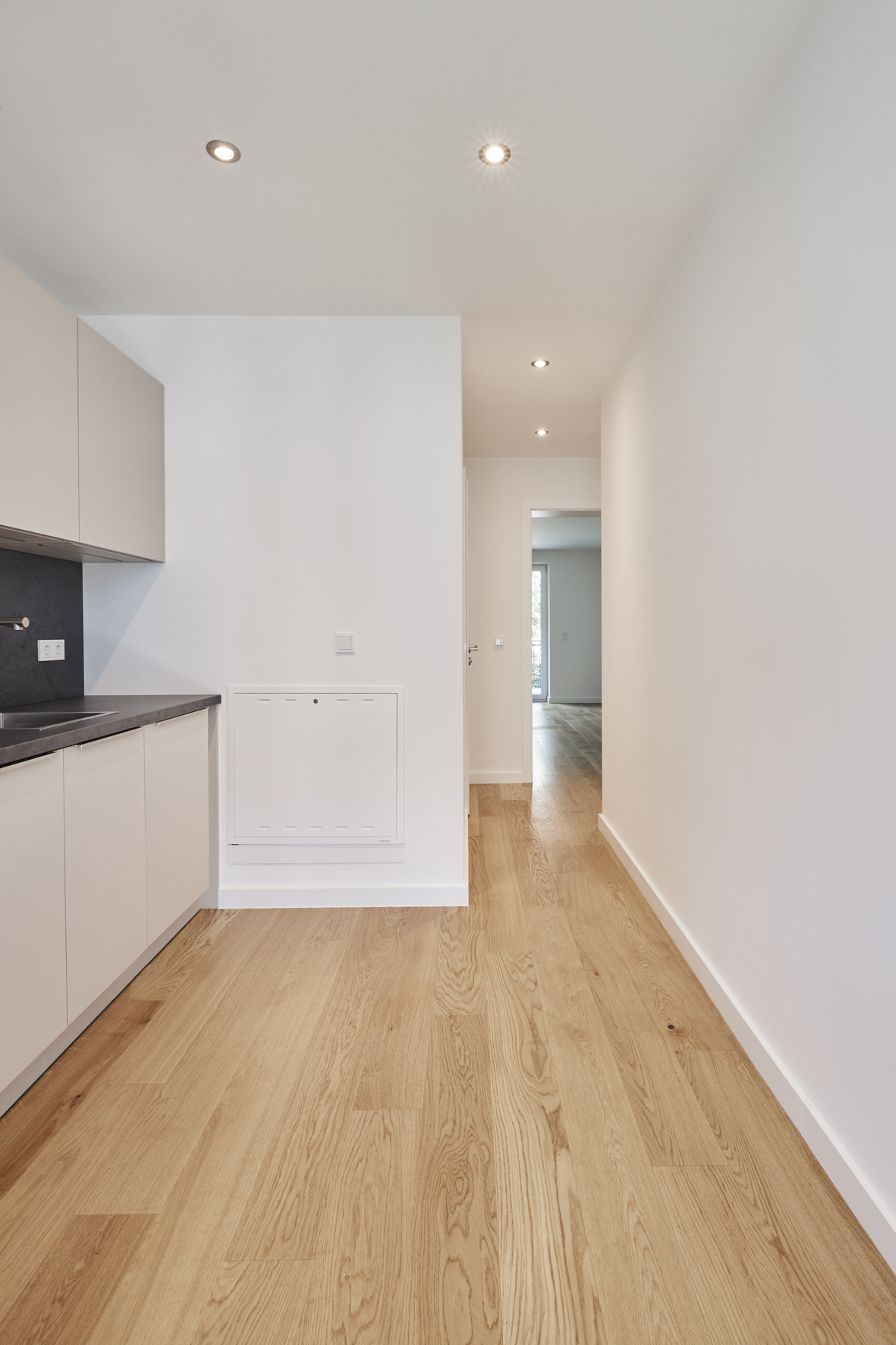 Einbauküche mit Blick zum Flur - **verkauft** 2-Zimmerwohnung mit Echtholzparkett, Balkon und Einbauküche in Bestlage Hannover