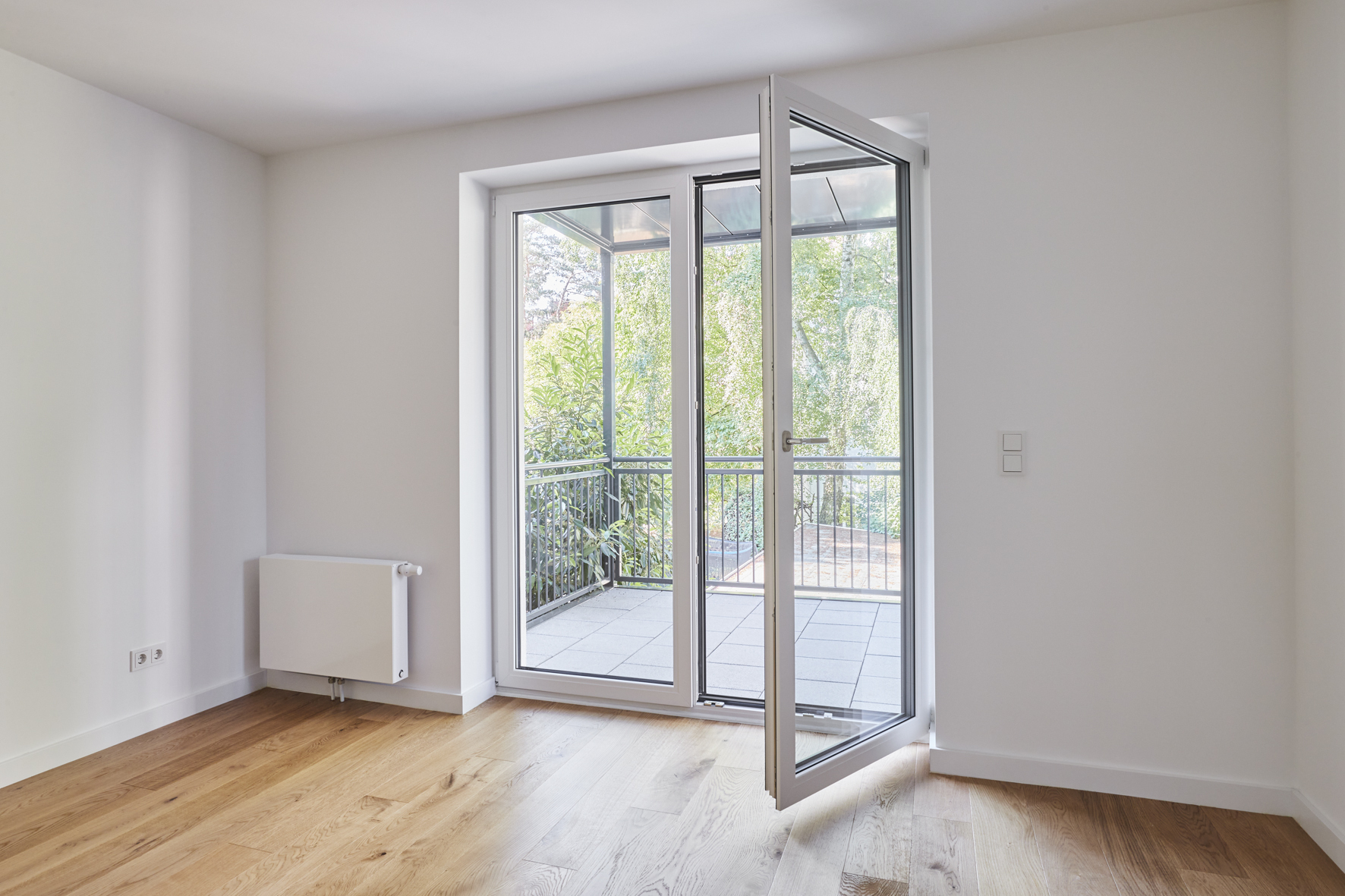 Wohnzimmer_Blick zum Balkon - **verkauft** 2-Zimmerwohnung mit Echtholzparkett, Balkon und Einbauküche in Bestlage Hannover