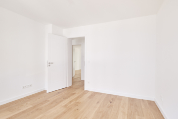 Schlafzimmer_Blick zur Tür - **verkauft** 2-Zimmerwohnung mit Echtholzparkett, Balkon und Einbauküche in Bestlage Hannover
