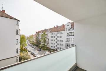 Ausblick - Erstbezug nach Sanierung – Zweizimmer mit großem Balkon und Einbauküche
