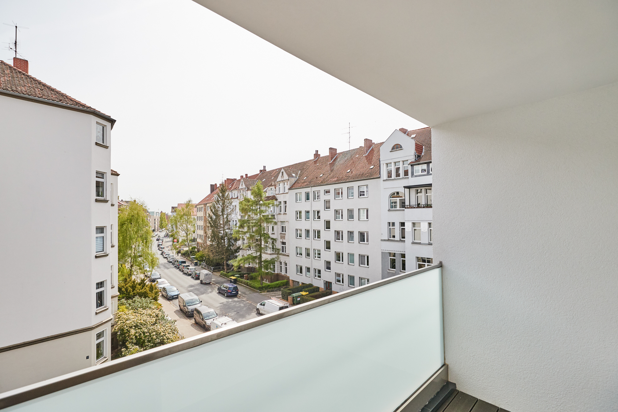 Ausblick - Erstbezug nach Sanierung – Zweizimmer mit großem Balkon und Einbauküche