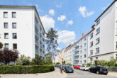 Erstbezug nach Sanierung - Zweizimmer mit großem Balkon und Einbauküche - Außenaufnahme