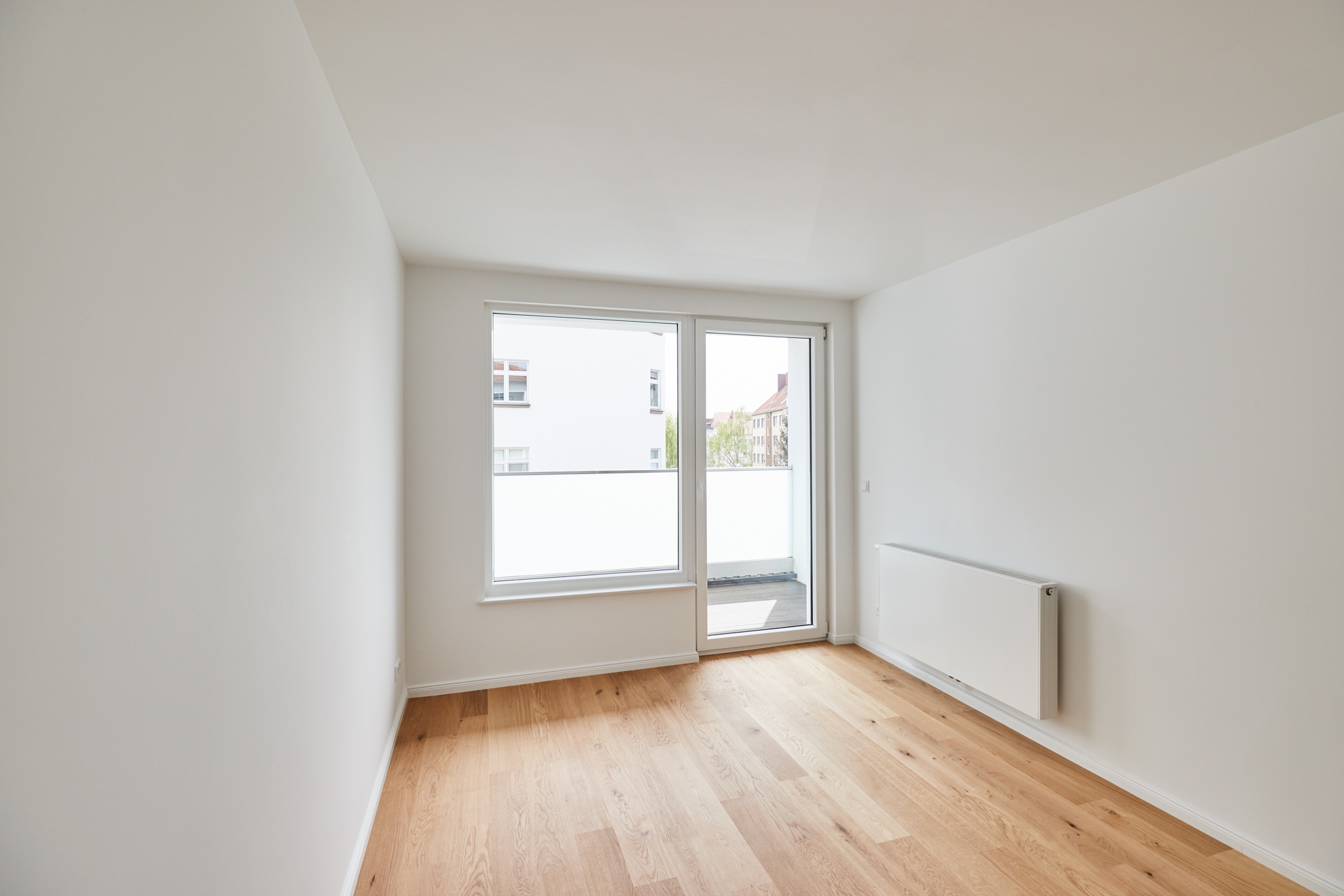 Schlafzimmer mit Balkon - Erstbezug nach Sanierung – Zweizimmer mit großem Balkon und Einbauküche