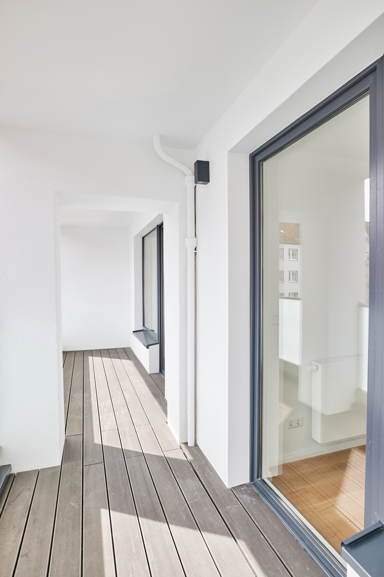 Terrasse mit Zugang vom Schlafzimmer und Wohnzimmer - Erstbezug nach Sanierung – Zweizimmer mit großem Balkon und Einbauküche