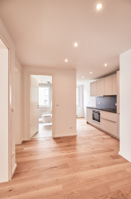 Flur - Erstbezug nach Sanierung – Zweizimmer mit großem Balkon und Einbauküche