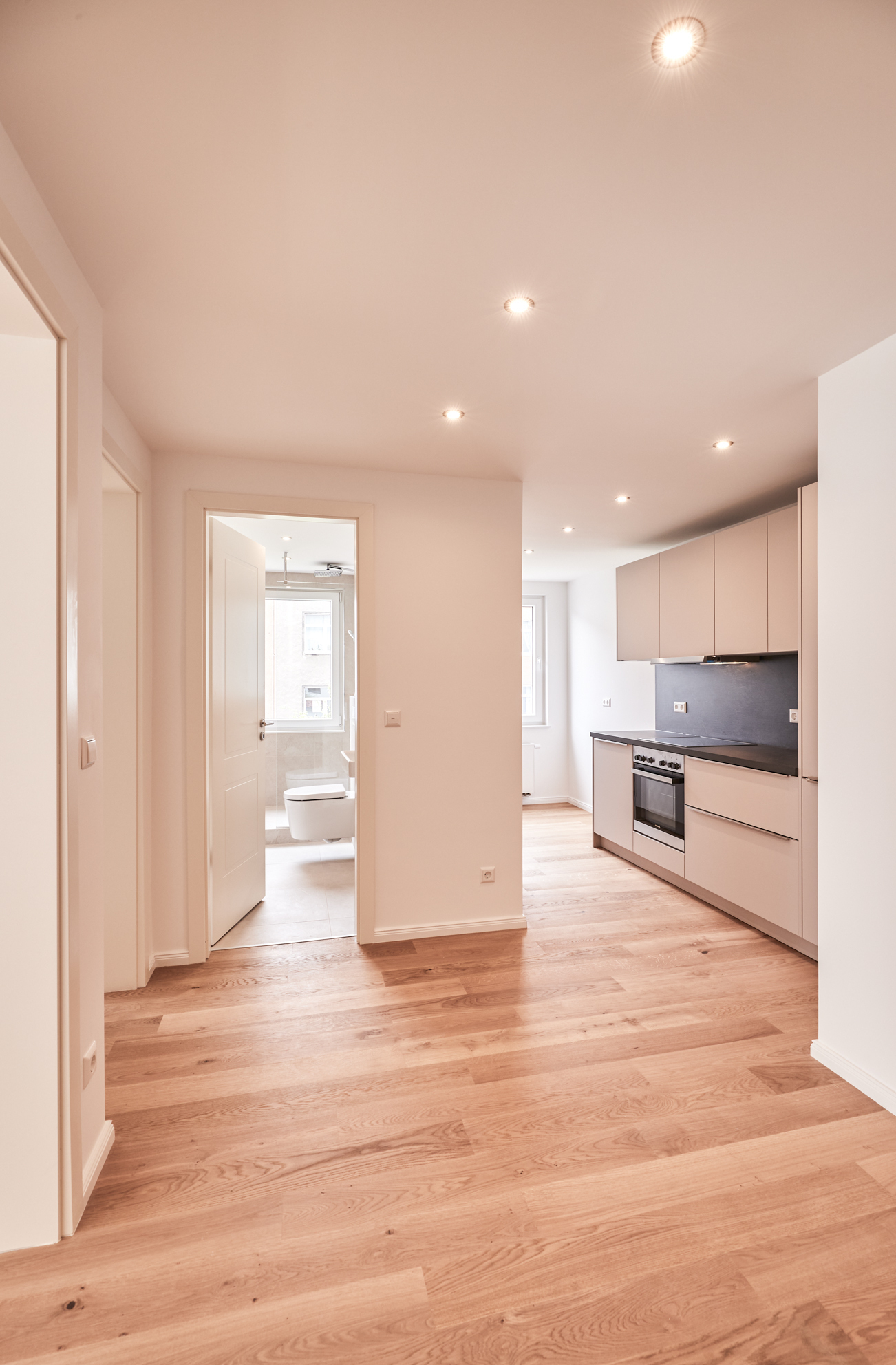 Flur - Erstbezug nach Sanierung – Zweizimmer mit großem Balkon und Einbauküche