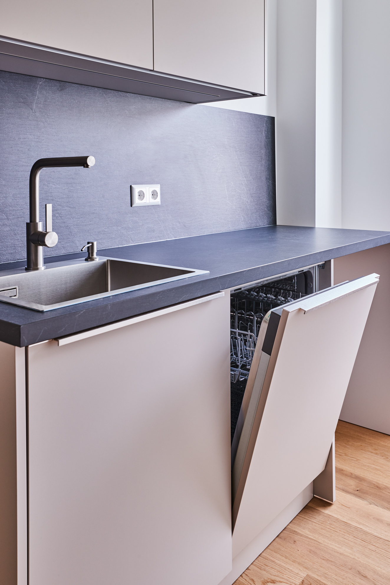 Einbauküche mit Geschirrspüler - Erstbezug nach Sanierung – Zweizimmer mit großem Balkon und Einbauküche