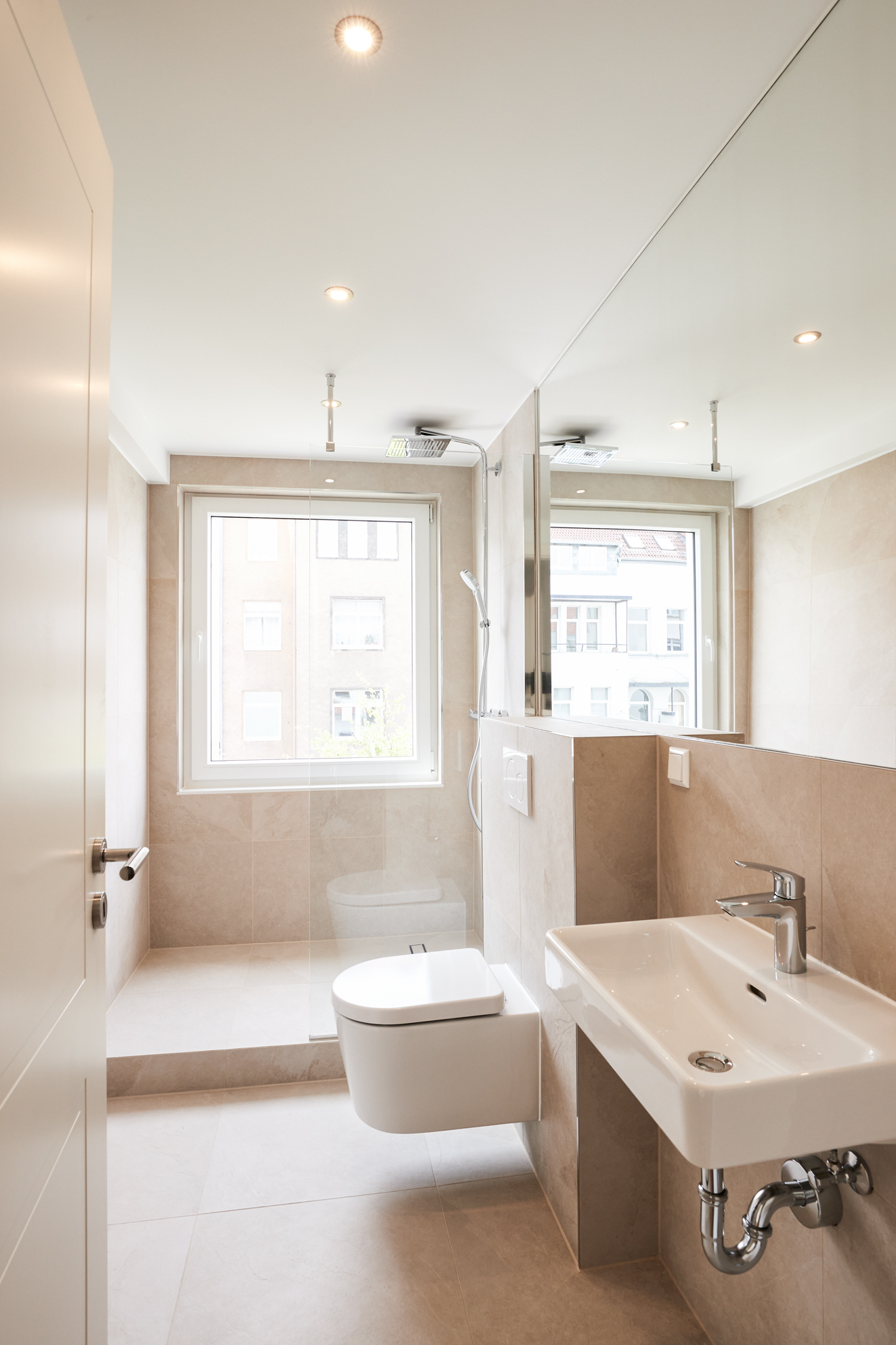 Badezimmer mit Fenster - Erstbezug nach Sanierung – Zweizimmer mit großem Balkon und Einbauküche