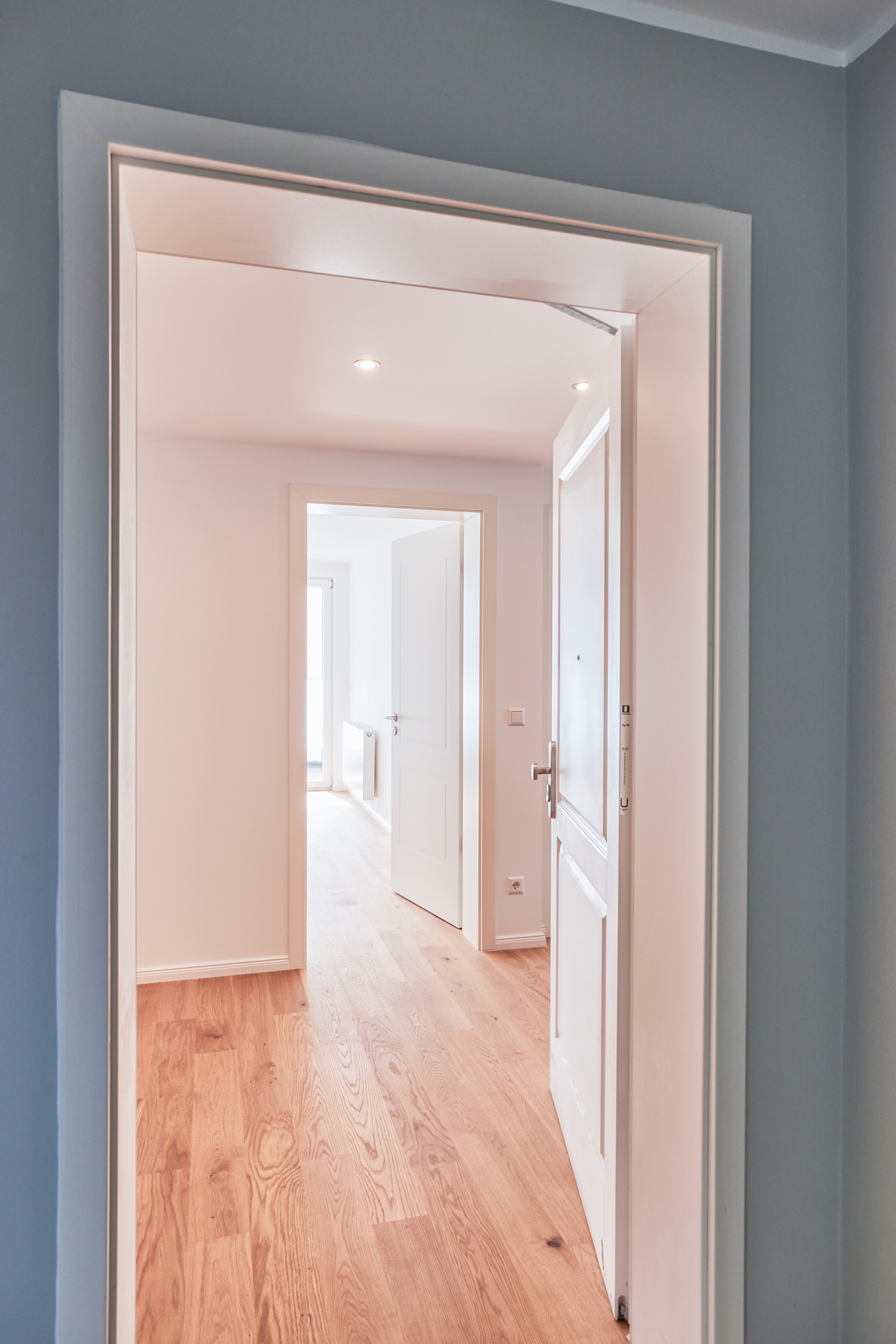 Eingang zur Wohnung - Erstbezug nach Sanierung – Zweizimmer mit großem Balkon und Einbauküche