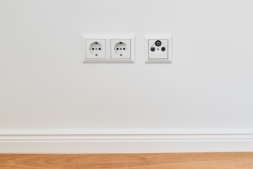 Detail Elektrik und Sockelleiste - Erstbezug nach Sanierung – Zweizimmer mit großem Balkon und Einbauküche