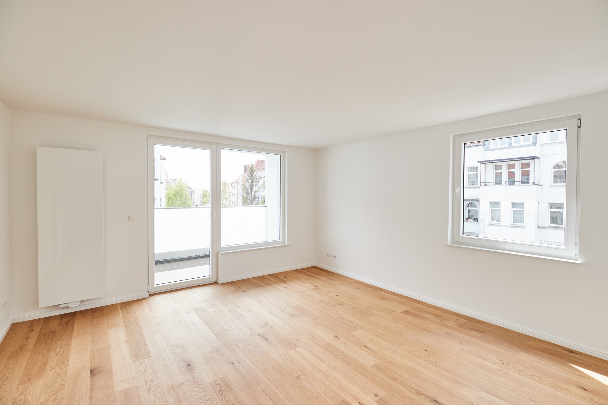 Wohnzimmer mit Balkon - Erstbezug nach Sanierung – Zweizimmer mit großem Balkon und Einbauküche