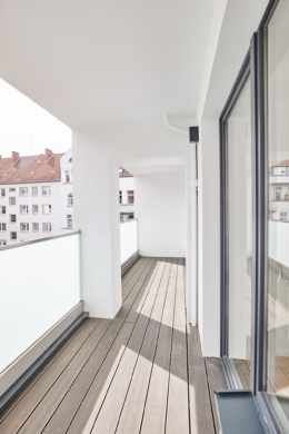 Terrasse - Erstbezug nach Sanierung – Zweizimmer mit großem Balkon und Einbauküche