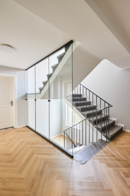 Treppenhaus - Erstbezug nach Sanierung – Zweizimmer mit großem Balkon und Einbauküche