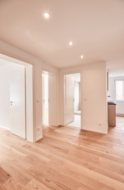 Flur mit Blick in die Zimmer - Erstbezug nach Sanierung – Zweizimmer mit großem Balkon und Einbauküche