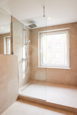 Walk-IN Dusche - Traumapartment mit Einbauküche und Tageslichtbad in vollsaniertem Mehrfamilienhaus