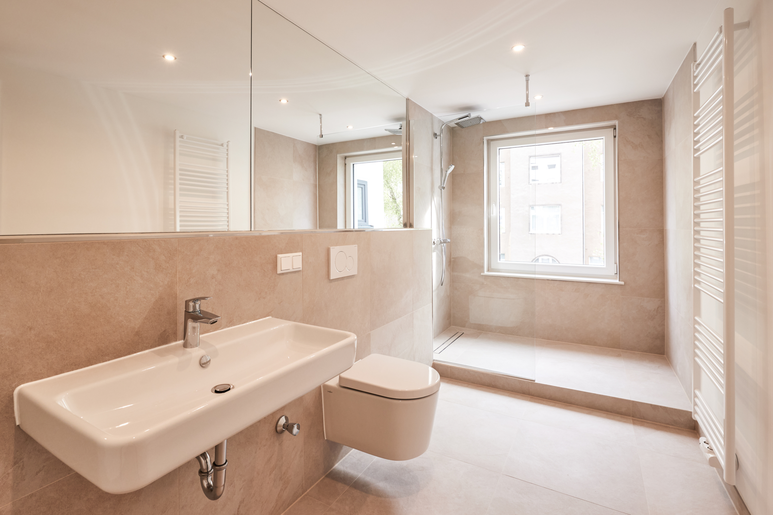 Badezimmer - Traumapartment mit Einbauküche und Tageslichtbad in vollsaniertem Mehrfamilienhaus