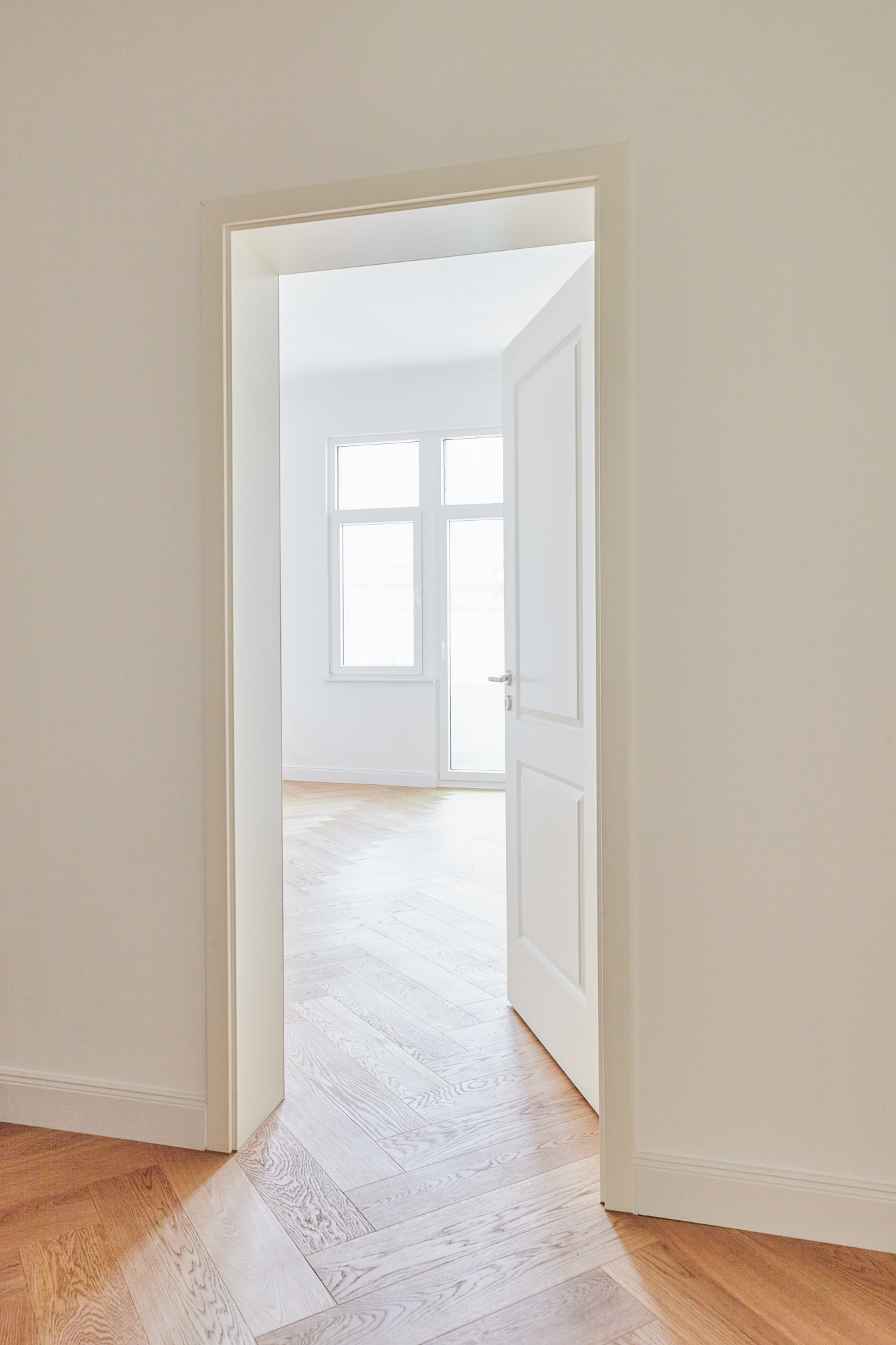 Blick in das Wohnzimmer - Vollsanierte Altbauwohnung mit zwei Balkons und Einbauküche in Bestlage Hannover List