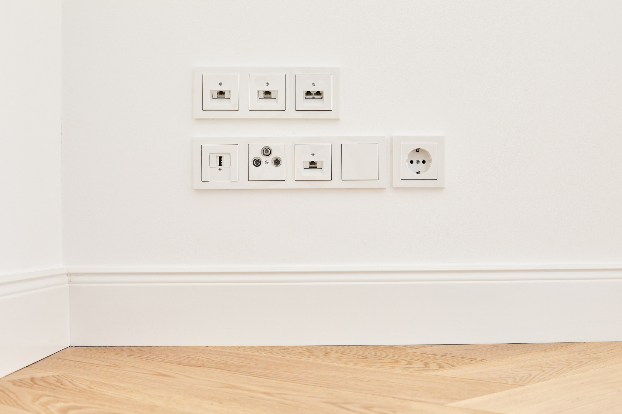 Multimedia - Neue Elektrik - Vollsanierte Altbauwohnung mit zwei Balkons und Einbauküche in Bestlage Hannover List