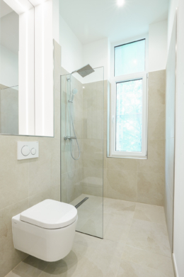 Dusche mit Fenster - Vollsanierte Altbauwohnung mit zwei Balkons und Einbauküche in Bestlage Hannover List