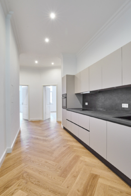 Blick in die Zimmer - Vollsanierte Altbauwohnung mit zwei Balkons und Einbauküche in Bestlage Hannover List