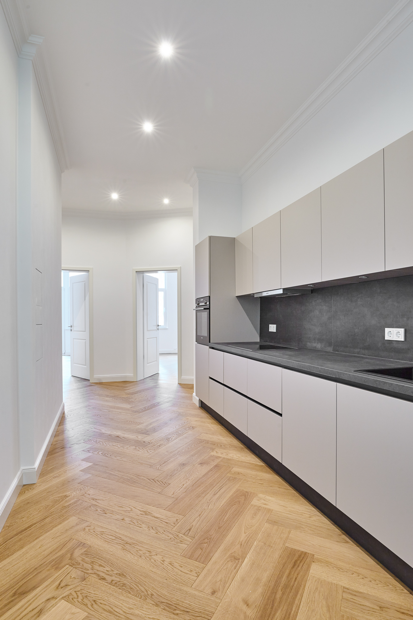 Blick in die Zimmer - Vollsanierte Altbauwohnung mit zwei Balkons und Einbauküche in Bestlage Hannover List