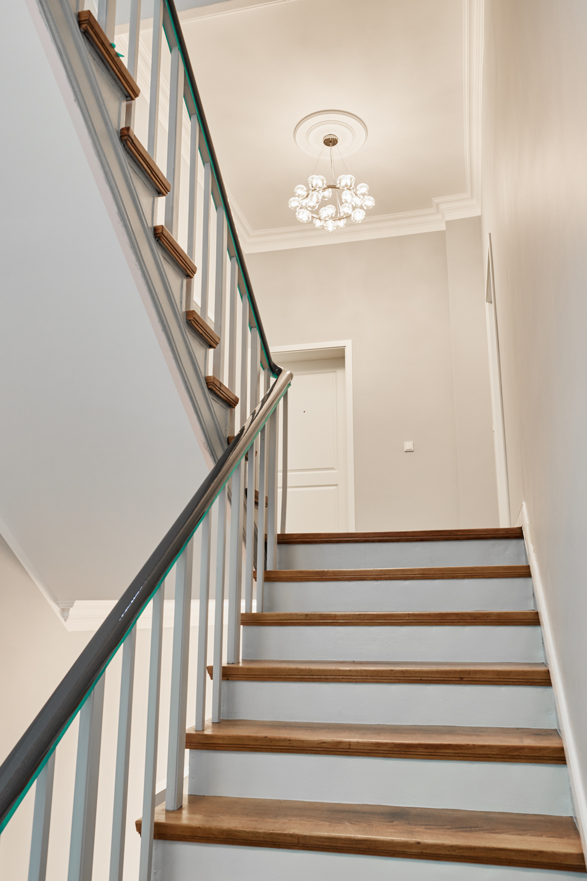 Treppenhaus - Vollsanierte Altbauwohnung mit zwei Balkons und Einbauküche in Bestlage Hannover List