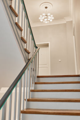 Treppenhaus Details - Vollsanierte Altbauwohnung mit zwei Balkons und Einbauküche in Bestlage Hannover List