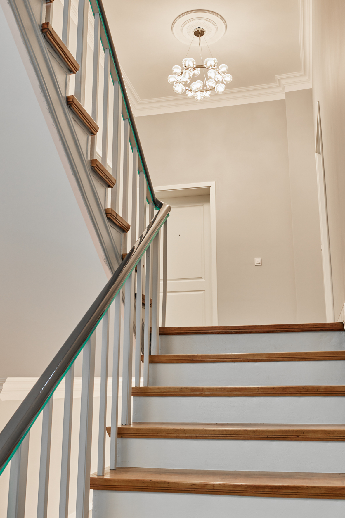 Treppenhaus Details - Vollsanierte Altbauwohnung mit zwei Balkons und Einbauküche in Bestlage Hannover List