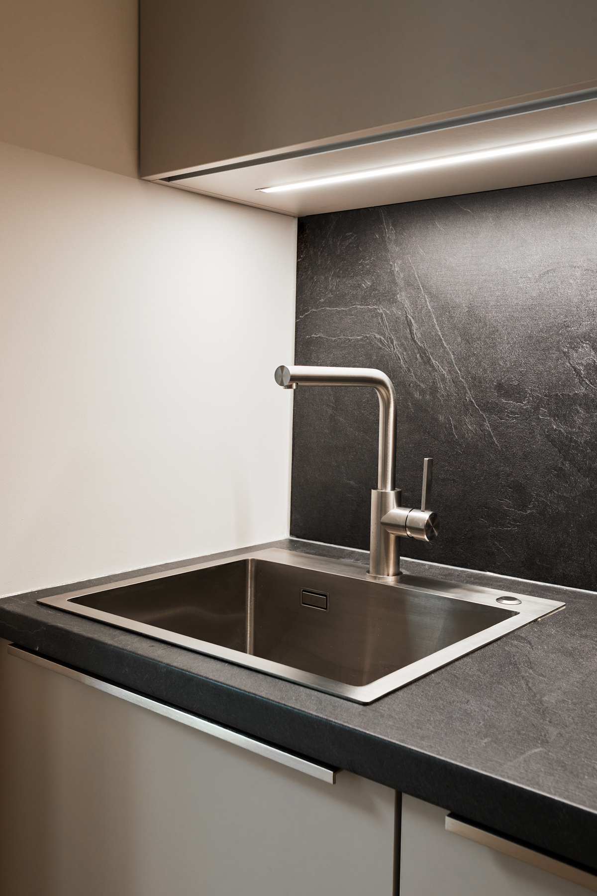 Küche Detail - Hochwertigste Eigentumswohnung im vollsaniertem Haus – 3-Zimmer mit Balkon-Zugang zum Garten