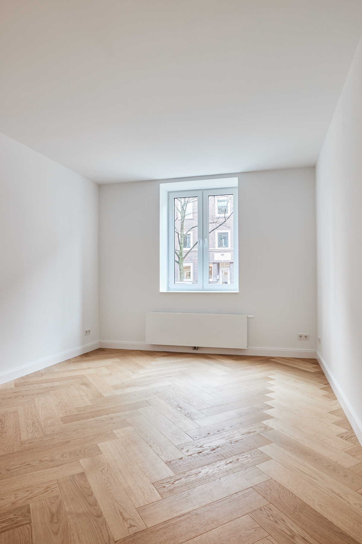 Zimmer_1_ - Hochwertigste Eigentumswohnung im vollsaniertem Haus – 3-Zimmer mit Balkon-Zugang zum Garten