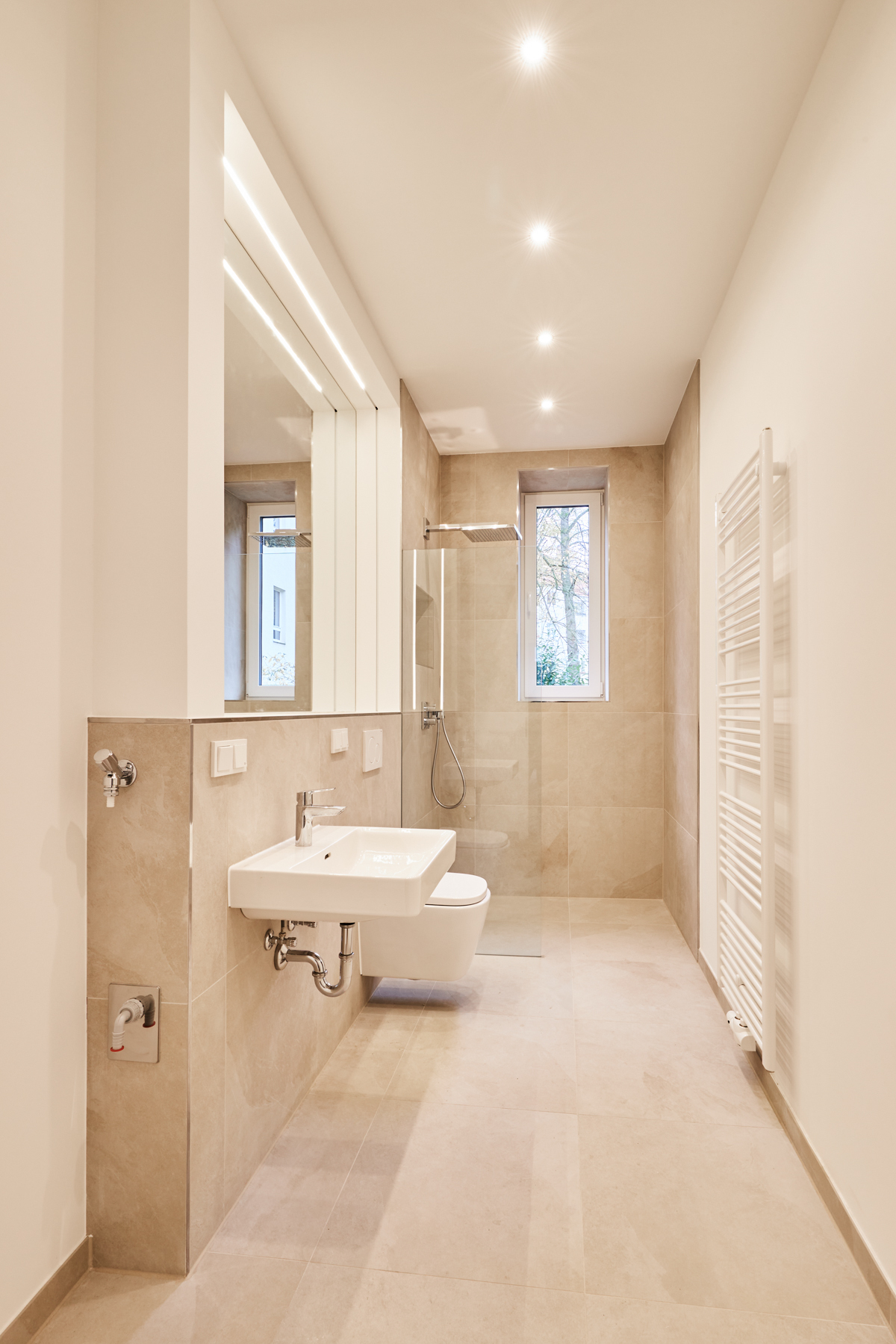 Badezimmer - Hochwertigste Eigentumswohnung im vollsaniertem Haus – 3-Zimmer mit Balkon-Zugang zum Garten