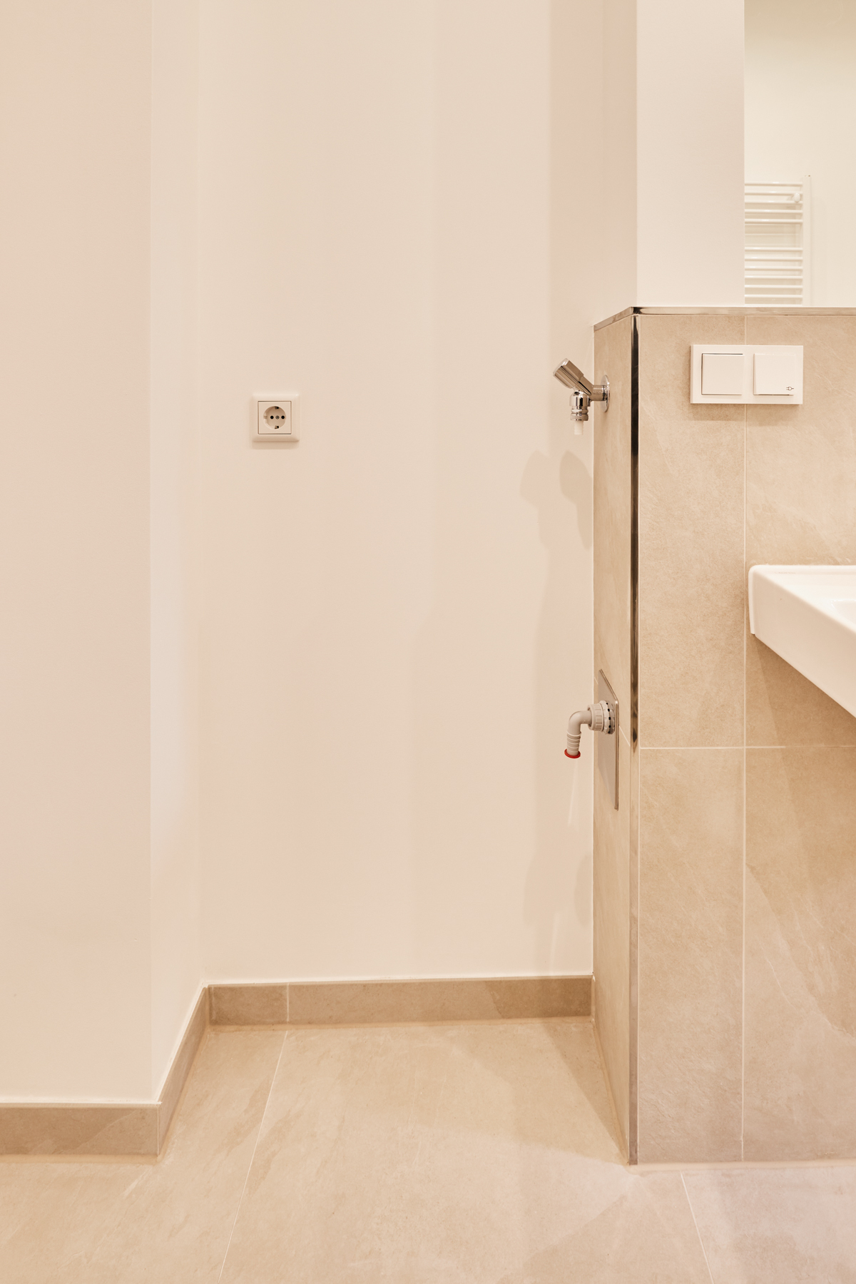 Bad_Waschmaschinenanschluss - Hochwertigste Eigentumswohnung im vollsaniertem Haus – 3-Zimmer mit Balkon-Zugang zum Garten