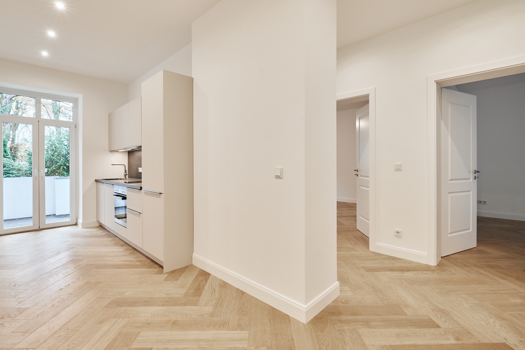 Flur mit Blick in die Wohnung - Hochwertigste Eigentumswohnung im vollsaniertem Haus – 3-Zimmer mit Balkon-Zugang zum Garten