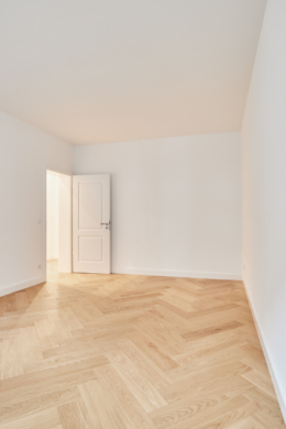 Wohnzimmer - Hochwertigste Eigentumswohnung im vollsaniertem Haus – 3-Zimmer mit Balkon-Zugang zum Garten