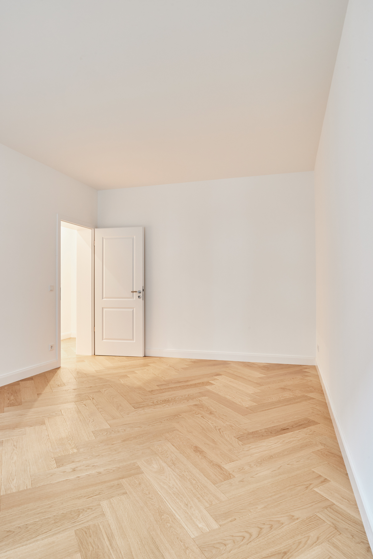 Wohnzimmer - Hochwertigste Eigentumswohnung im vollsaniertem Haus – 3-Zimmer mit Balkon-Zugang zum Garten