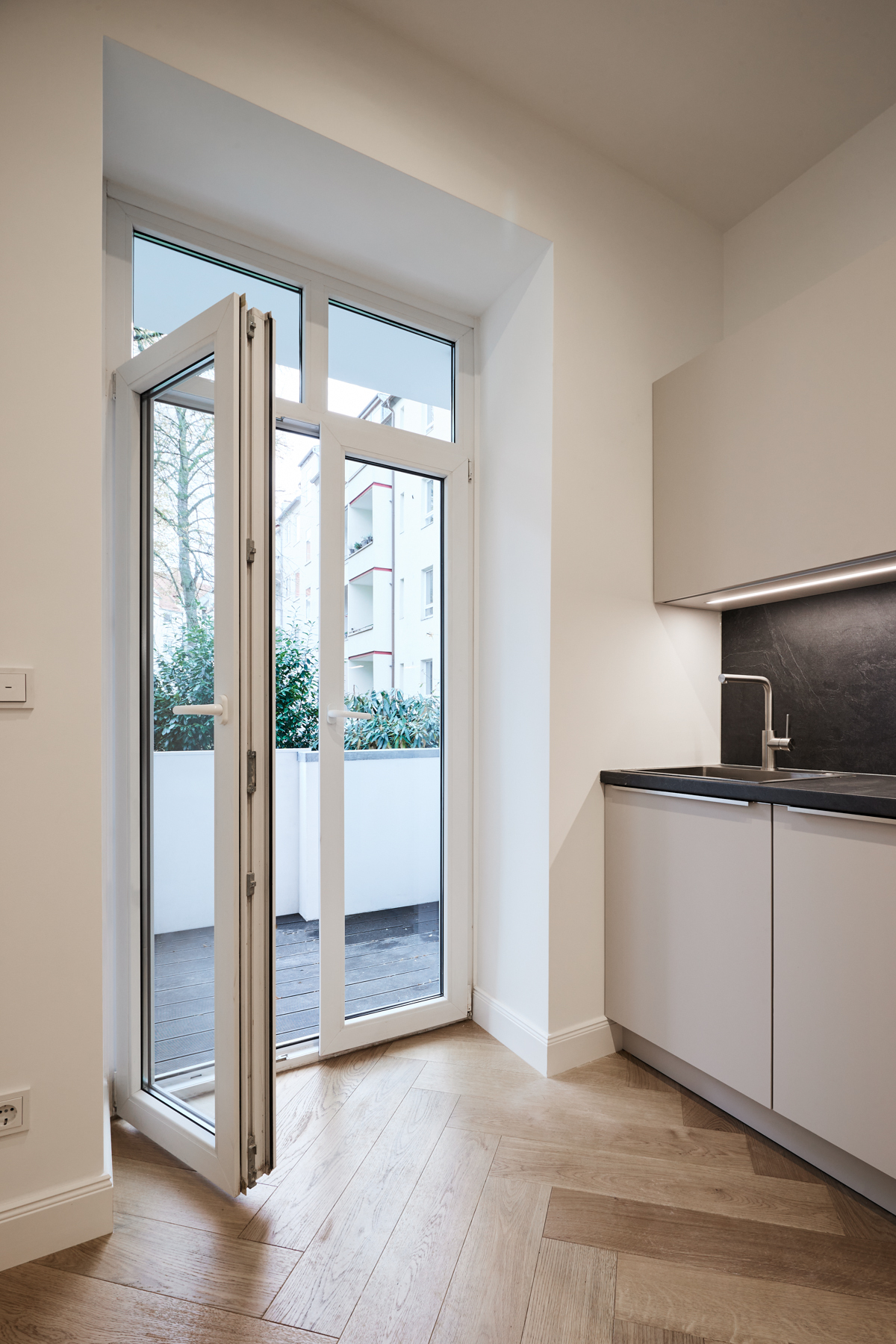 Zugang Balkon - Hochwertigste Eigentumswohnung im vollsaniertem Haus – 3-Zimmer mit Balkon-Zugang zum Garten