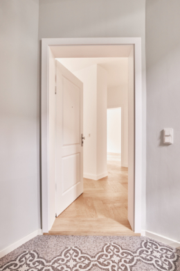 Zugang zur Wohnung - Hochwertigste Eigentumswohnung im vollsaniertem Haus – 3-Zimmer mit Balkon-Zugang zum Garten