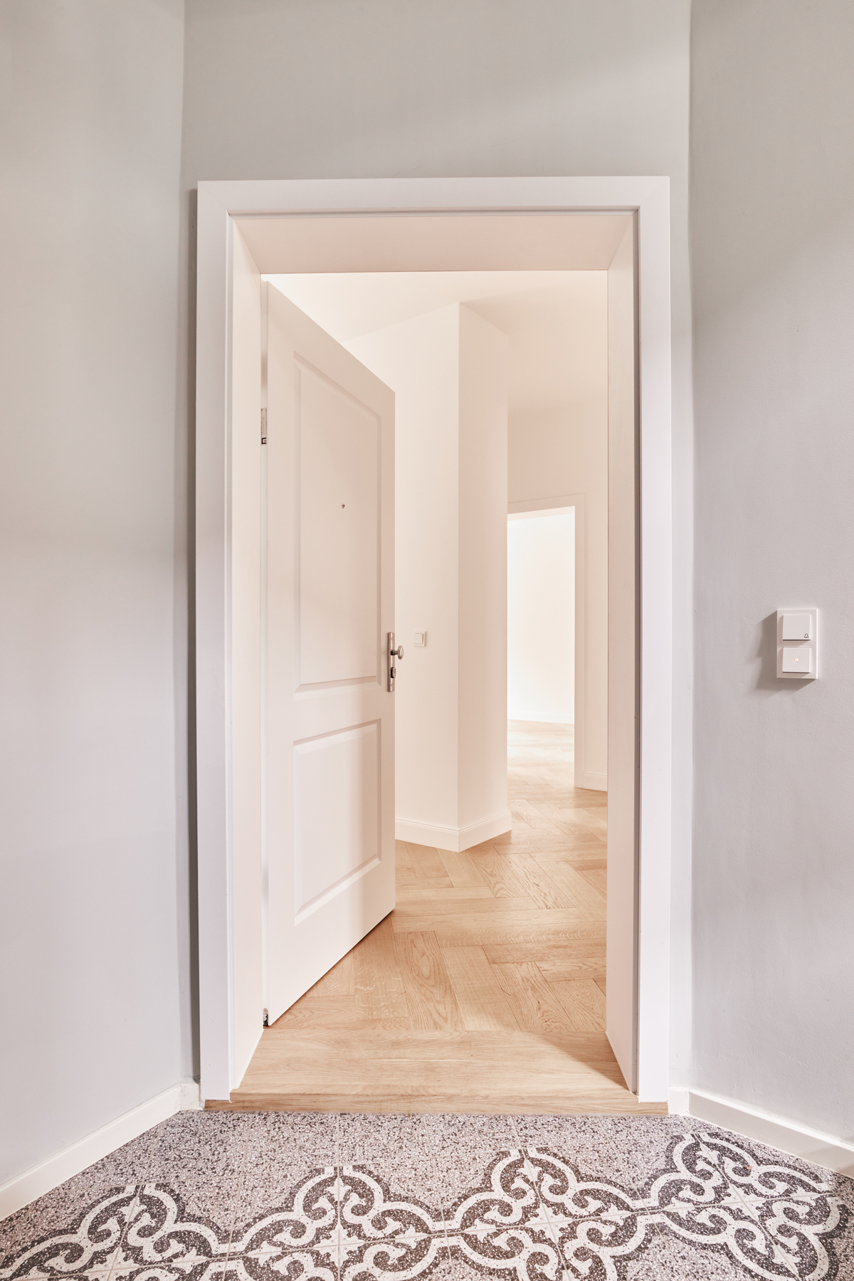 Zugang zur Wohnung - Hochwertigste Eigentumswohnung im vollsaniertem Haus – 3-Zimmer mit Balkon-Zugang zum Garten