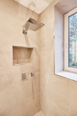 Badezimmer mit Fenster - Hochwertigste Eigentumswohnung im vollsaniertem Haus – 3-Zimmer mit Balkon-Zugang zum Garten