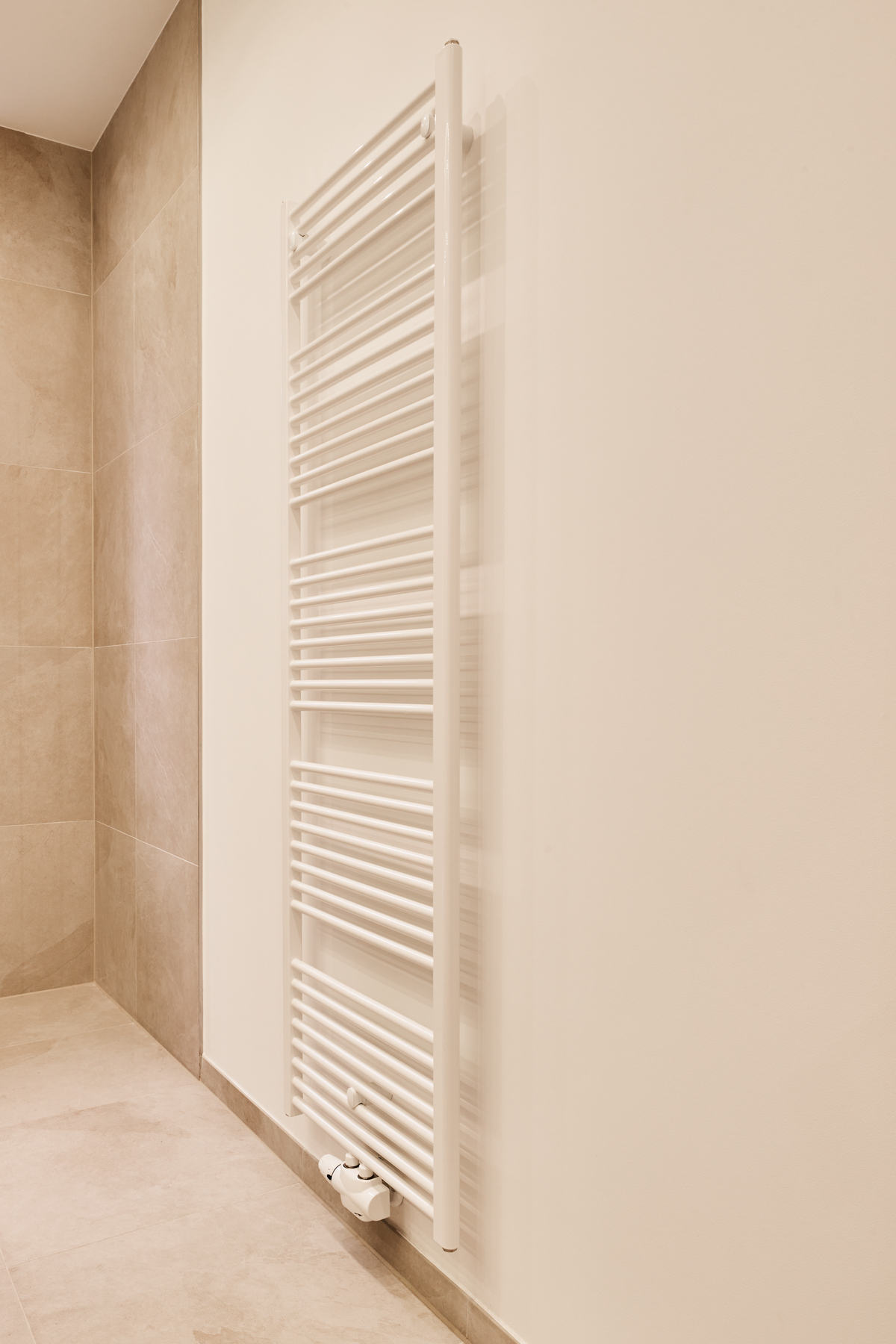 Badezimmer Heizkörper - Hochwertigste Eigentumswohnung im vollsaniertem Haus – 3-Zimmer mit Balkon-Zugang zum Garten