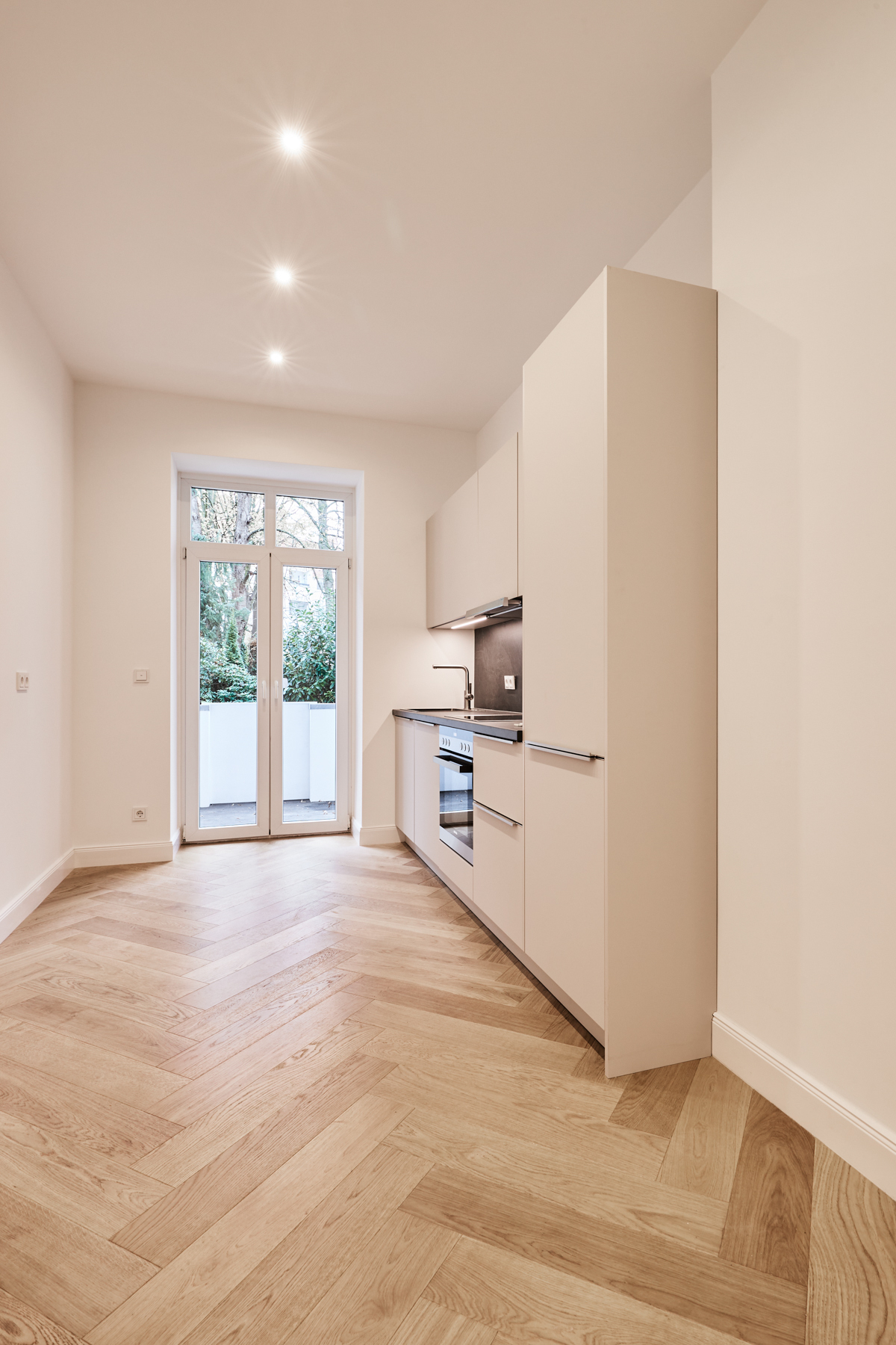 Küche mit Zugang zum Garten - Hochwertigste Eigentumswohnung im vollsaniertem Haus – 3-Zimmer mit Balkon-Zugang zum Garten