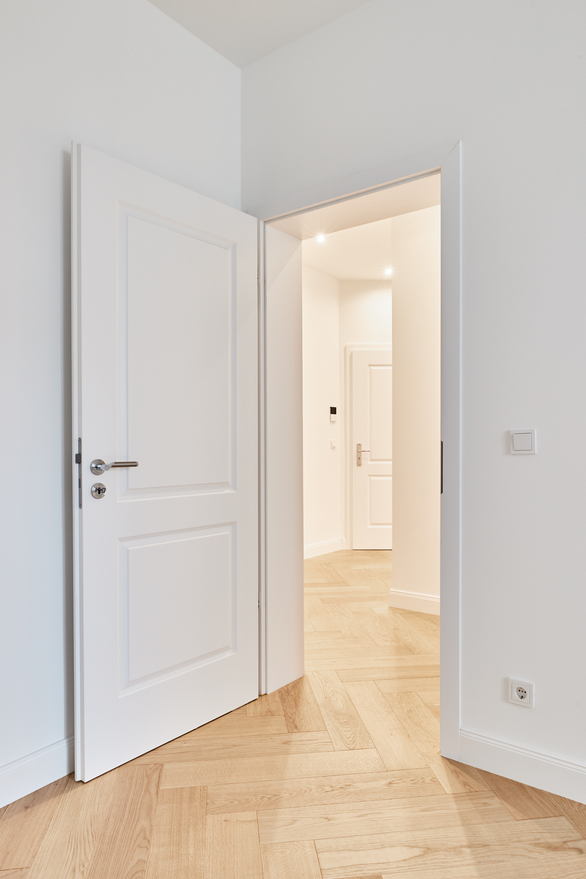 Schlafzimmer mit Blick in den Flur - Hochwertigste Eigentumswohnung im vollsaniertem Haus – 3-Zimmer mit Balkon-Zugang zum Garten